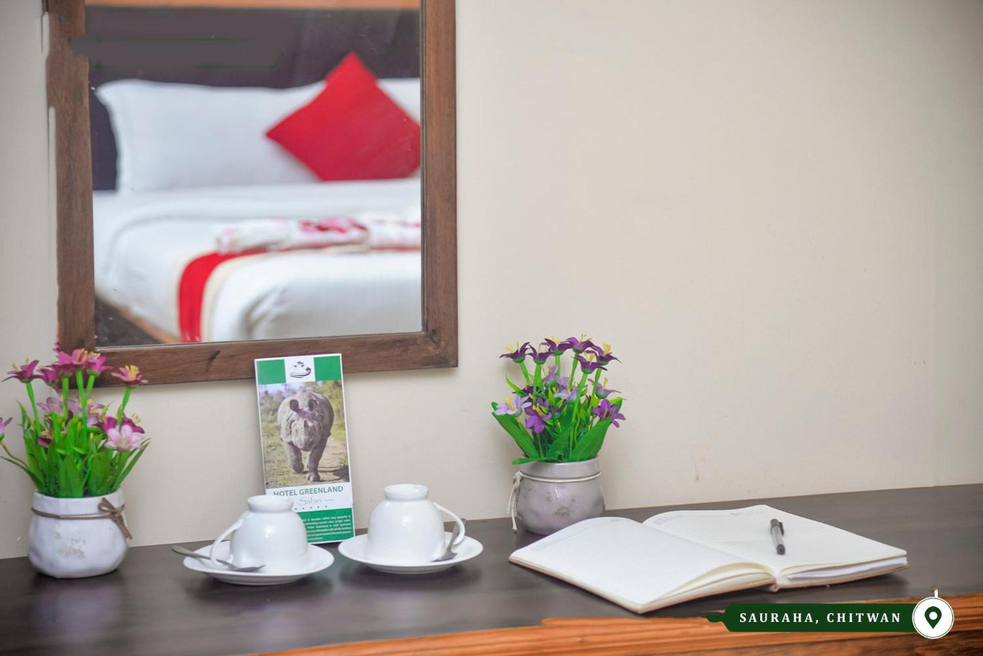 Greenland Safari, Sauraha Exterior foto